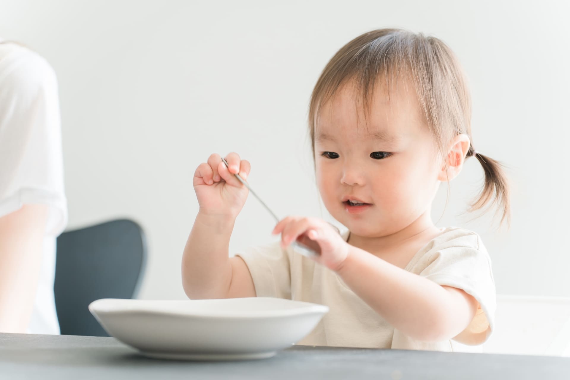 子どもがご飯を食べようとしている様子